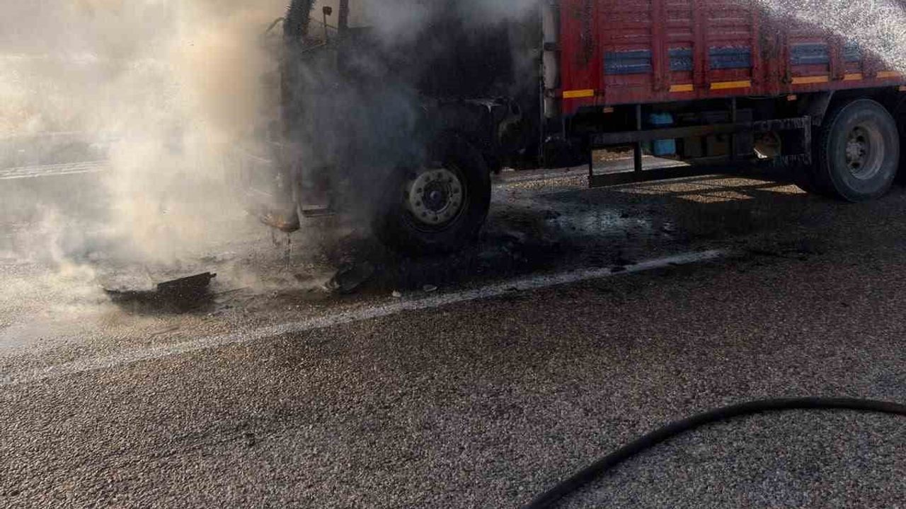 Gönen'de araç yangını: kamyon kullanılamaz hale geldi
