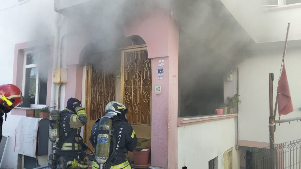 Gönüllü itfaiyecinin Türk bayrağı koruma refleksi dikkat çekti