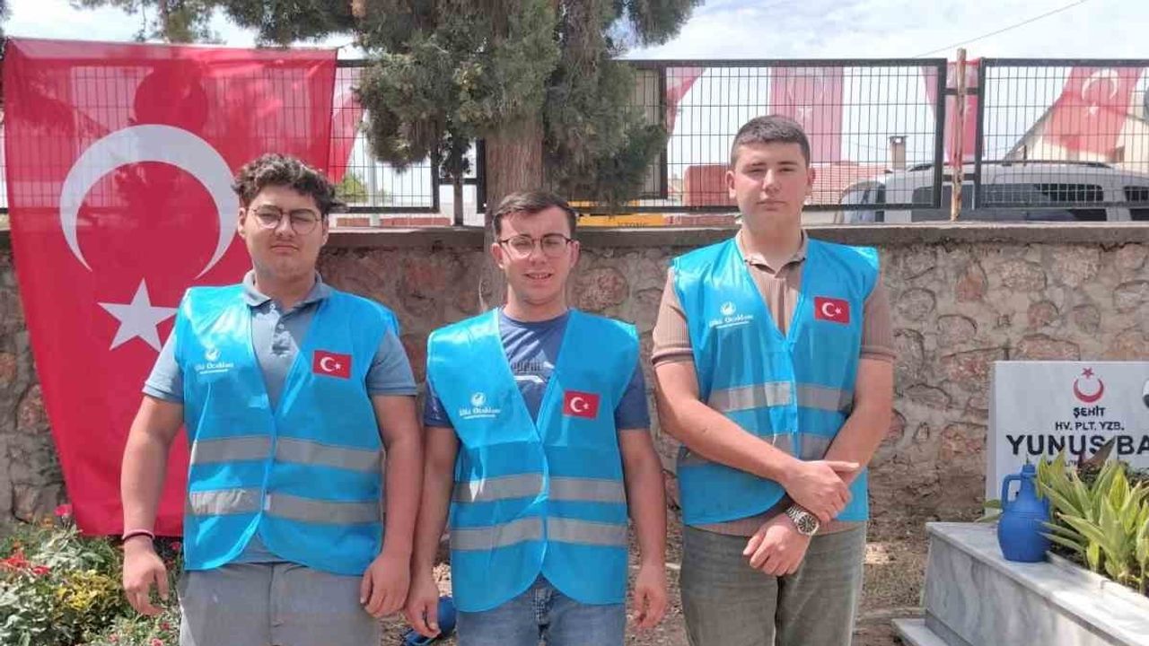 Gönüllü öğrenciler Yenişehir şehitliğinde örnek bakım yaptı