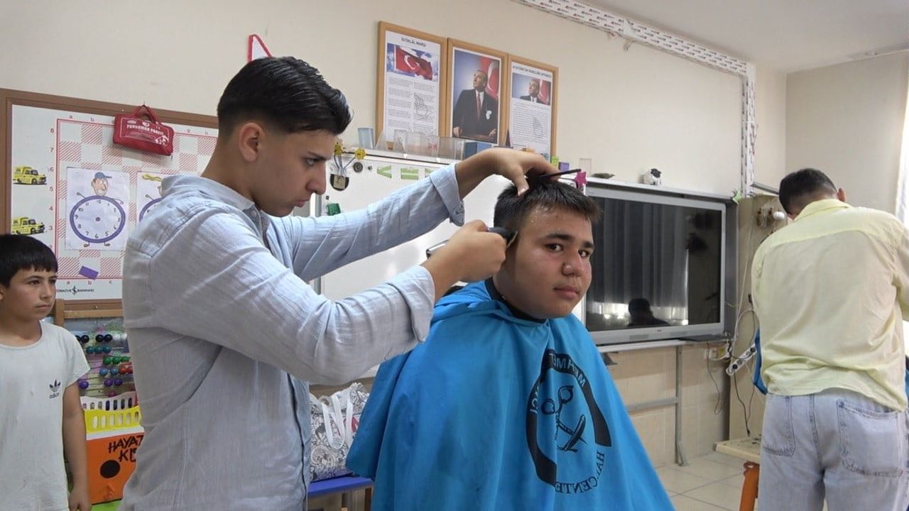 Gönüllü sanayi esnafı kilometrelerce gidip Lalegölü okulunda çocuklarla bir araya geldi