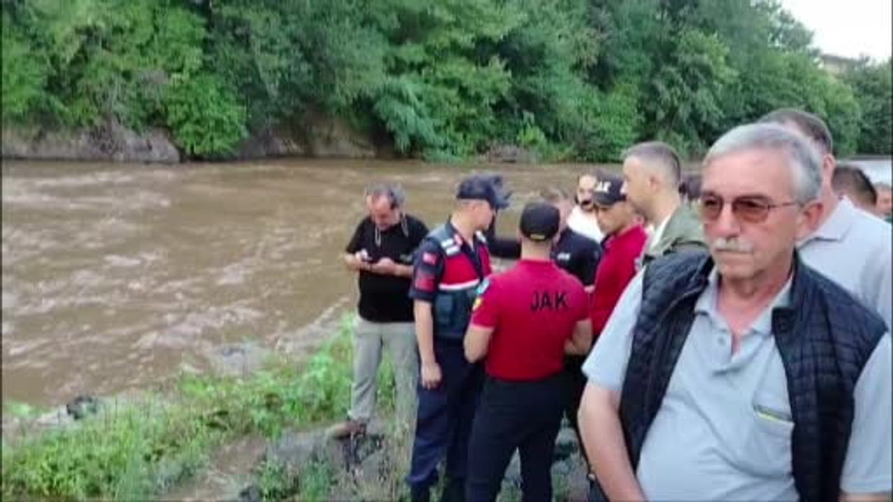 Görele'de sel sularına kapılan anne ve iki kızı için arama kurtarma çalışmaları sürüyor