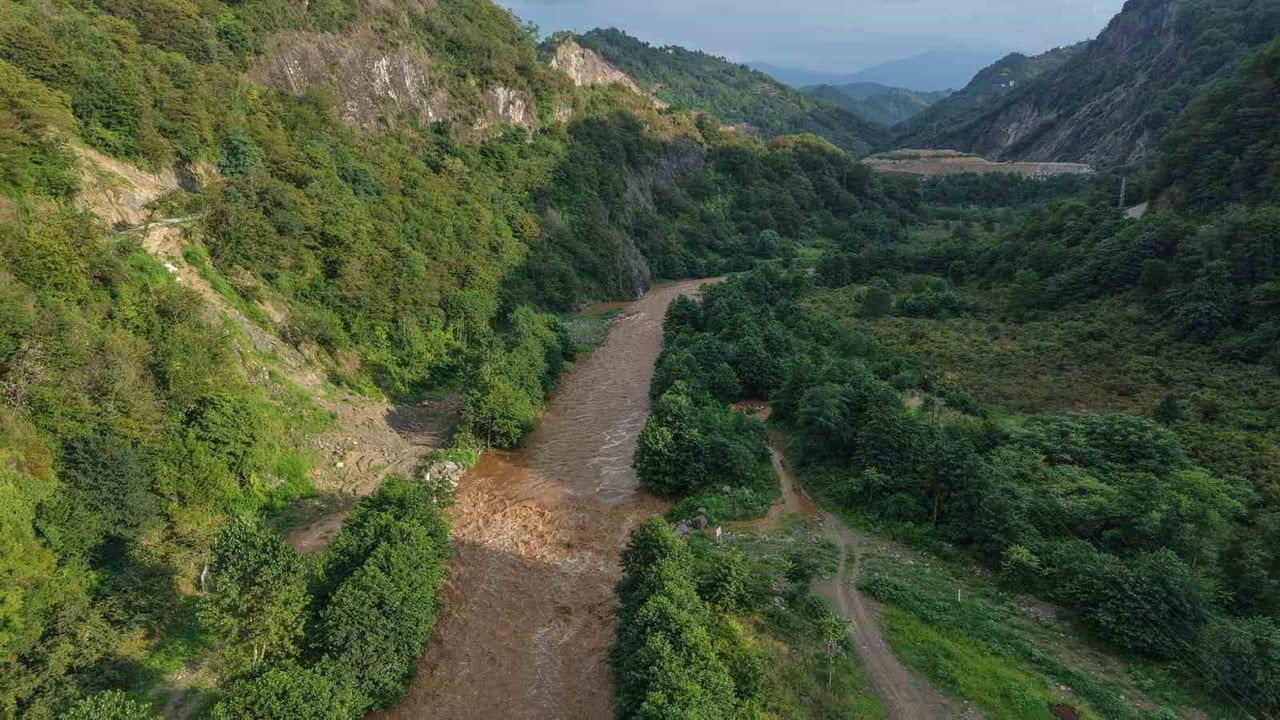 Görele'de selde kaybolan anne ve kızı için havadan arama çalışmaları görüntülendi