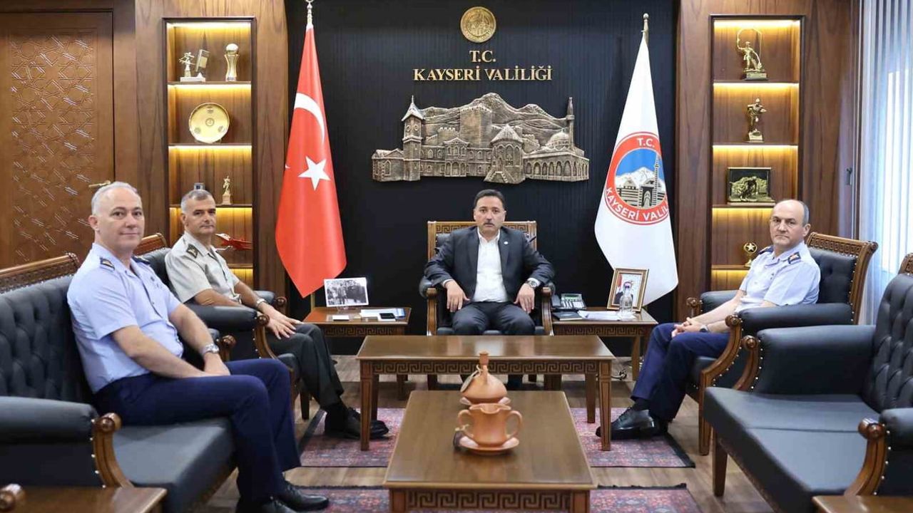 Görevlerini tamamlayan komutanlardan valiye veda ziyareti