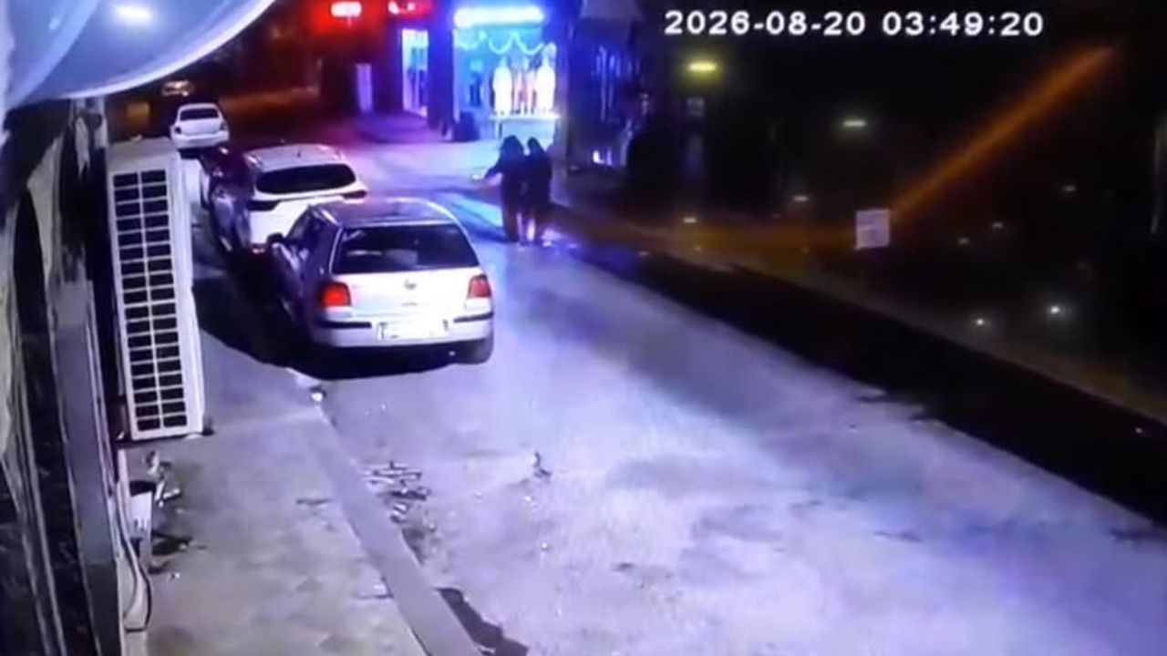 Görüntü kaydı olayın öncesine ilişkin zaman çizelgesi sundu: Kocaeli'de üç kardeşin sahilde yürüdüğü anlar