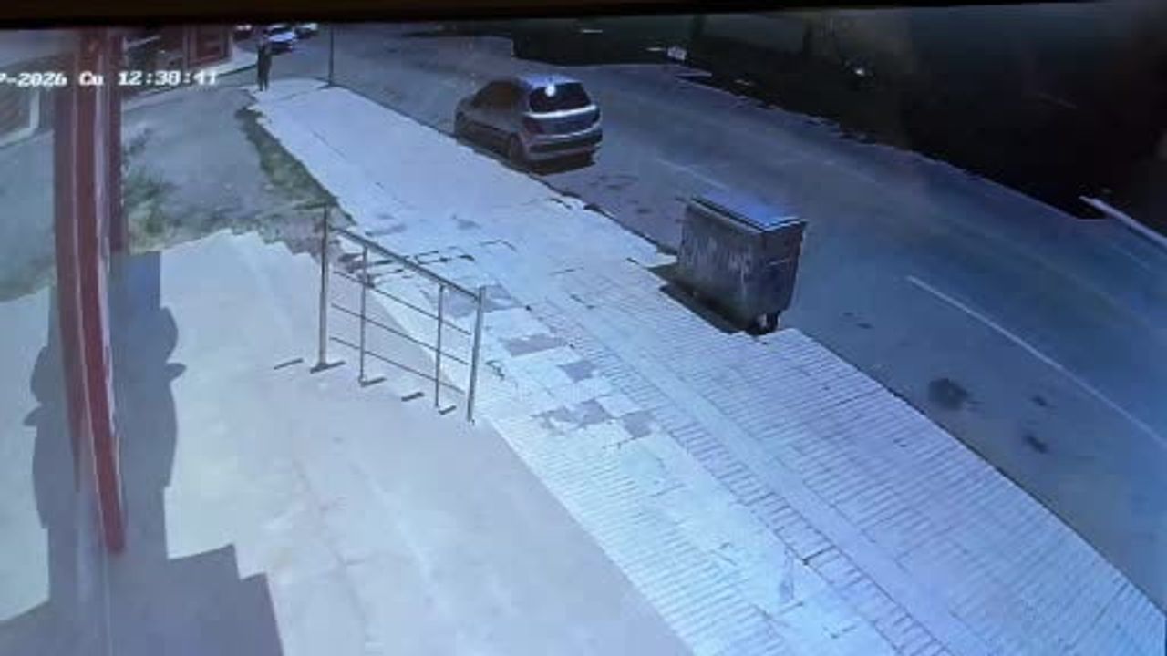 Görüntüler kayıttaydı: park halindeki araca çarpan otomobil Çorum'da devrildi