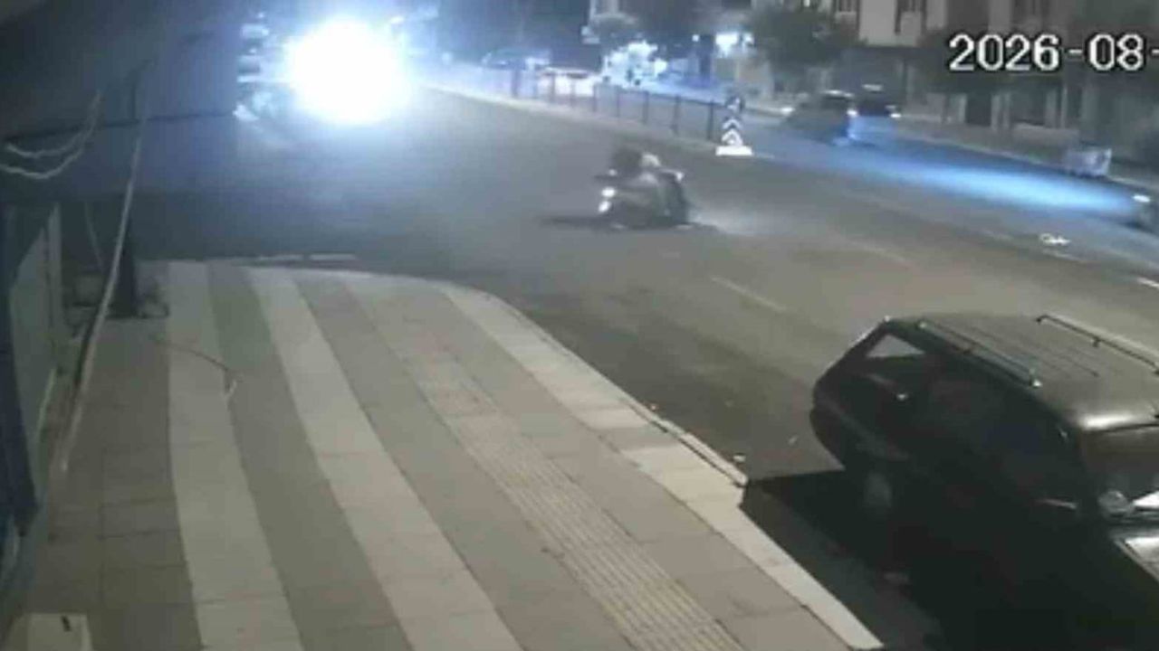 Görüntülerde çarpmanın şiddeti: motosikletteki iki kişi yaralı kurtuldu