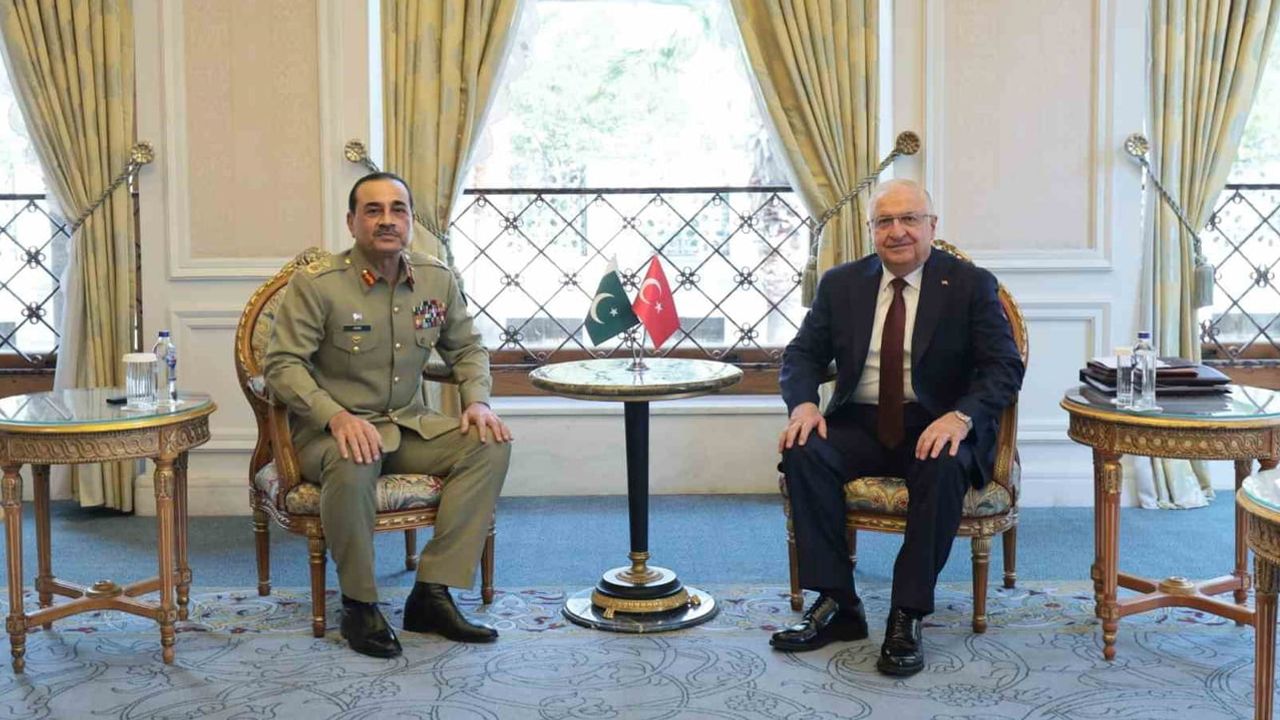 Görüşme öncesi stratejik temas: Yaşar Güler ile Pakistan komutanı bir araya geldi