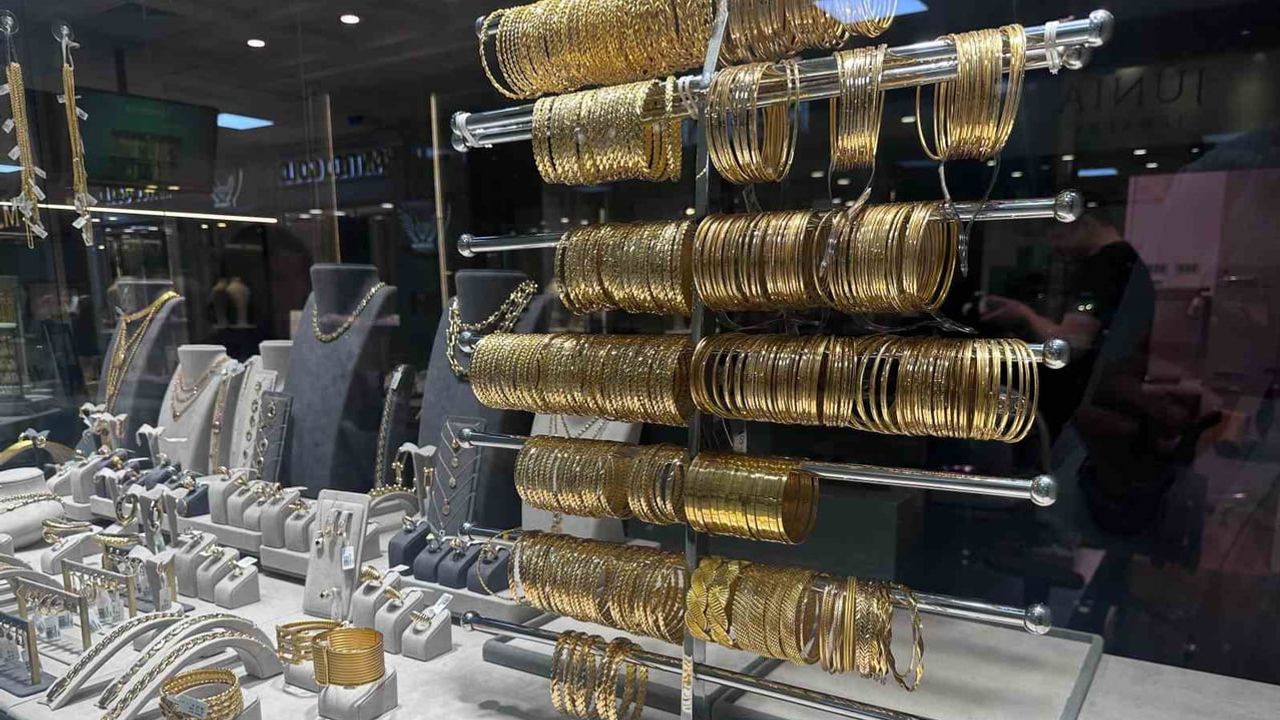 Gram altın yeniden 7 bin liranın üzerinde, kuyumcular satışta hareketli