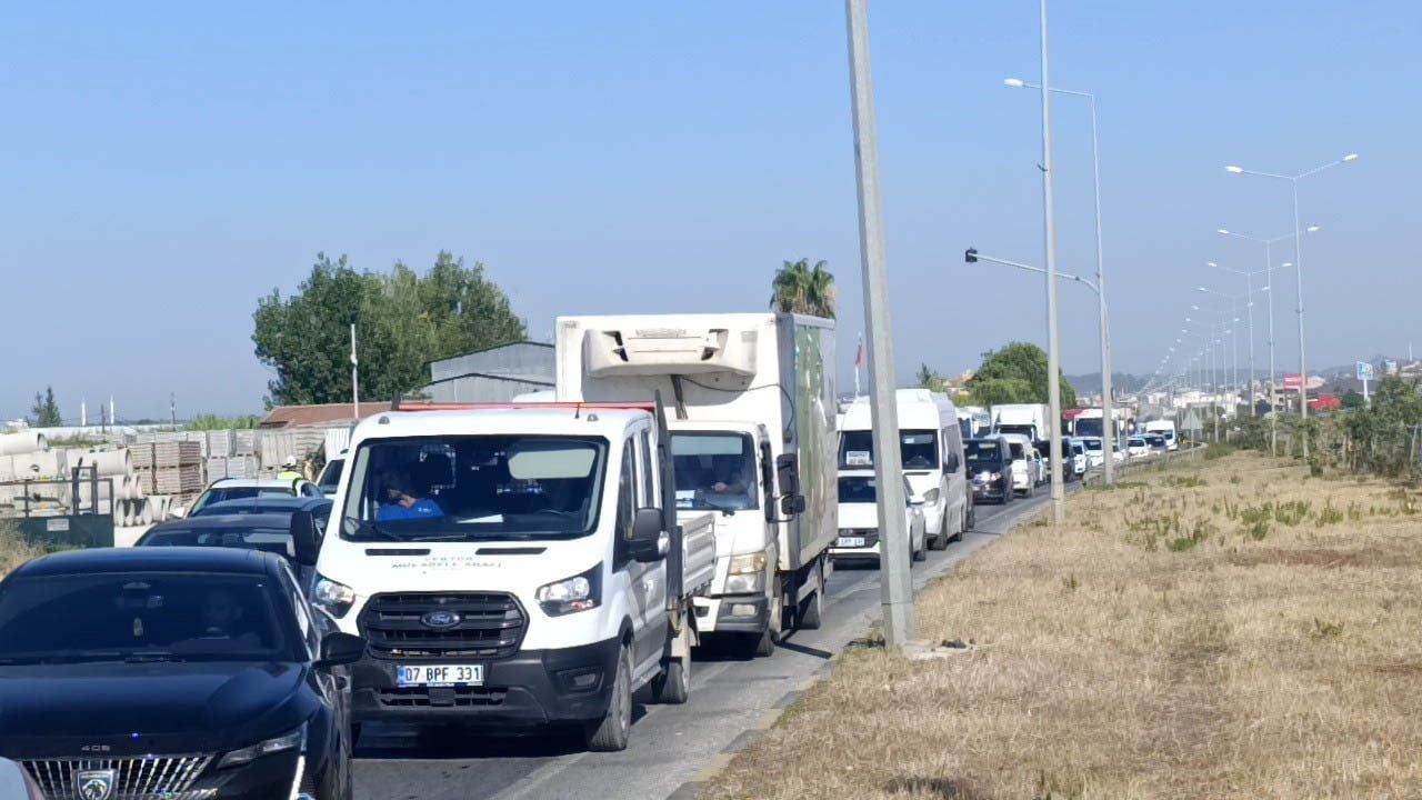 Gültepe ışıklı kavşağında arkadan çarpma trafikte 5 kilometrelik tıkanma yarattı