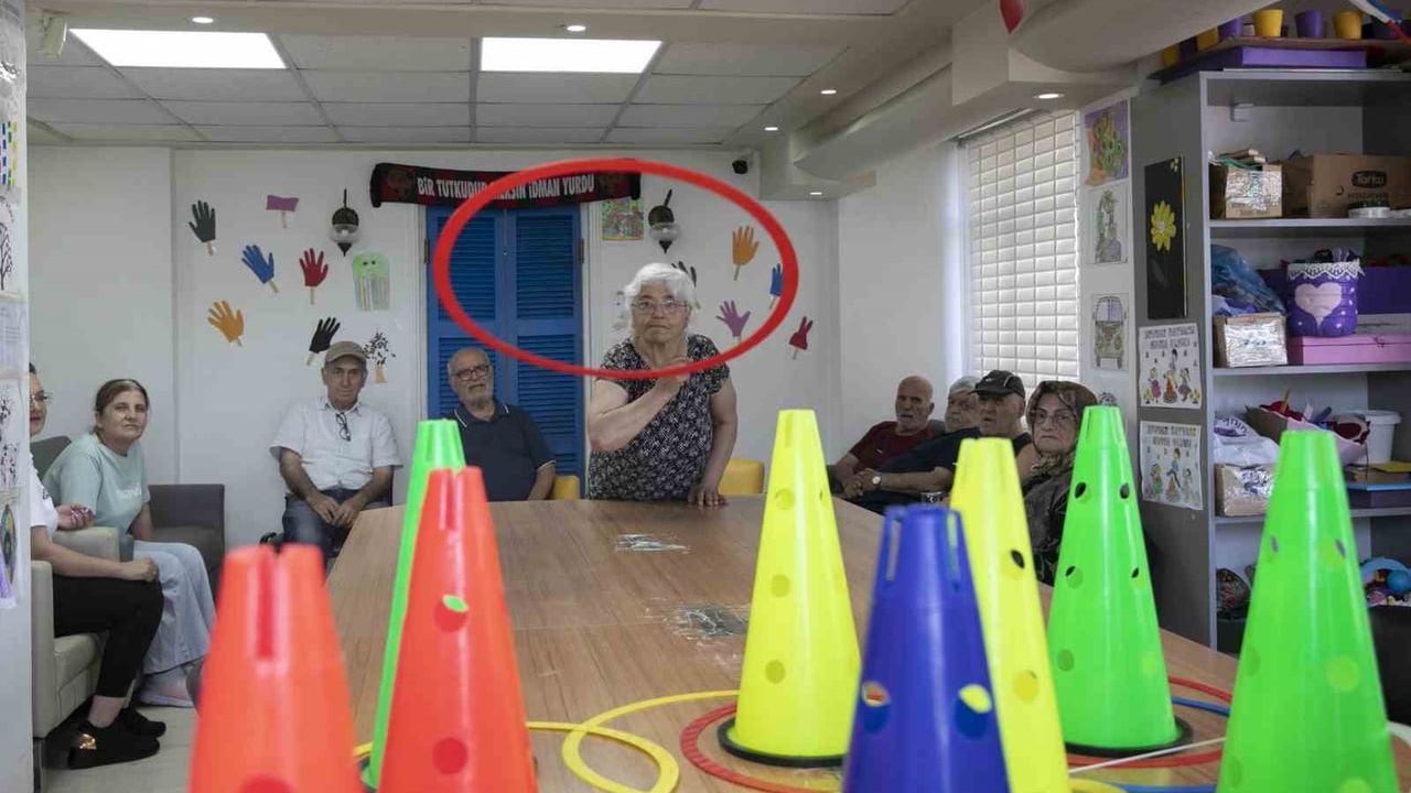 Gülümse merkezinde Alzheimer hastalarına dolu dolu etkinlik ve bakım günü