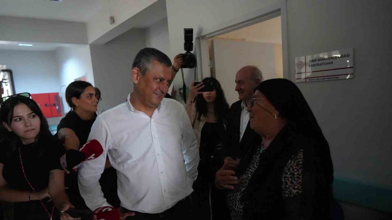 Gülüşmeler eşliğinde Kılıçdaroğlu sorusuna esprili yanıt veren Özgür Özel