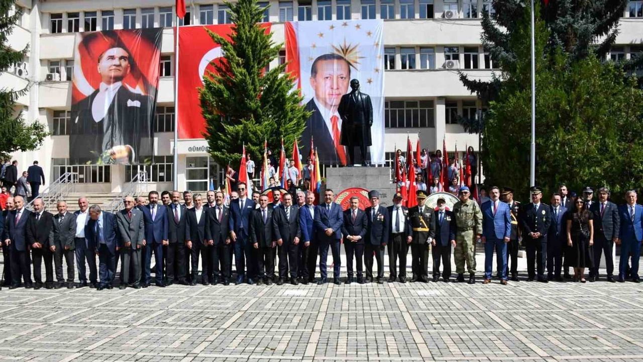 Gümüşhane'de 30 ağustos törenleri anıttan valilik fuayesine uzandı