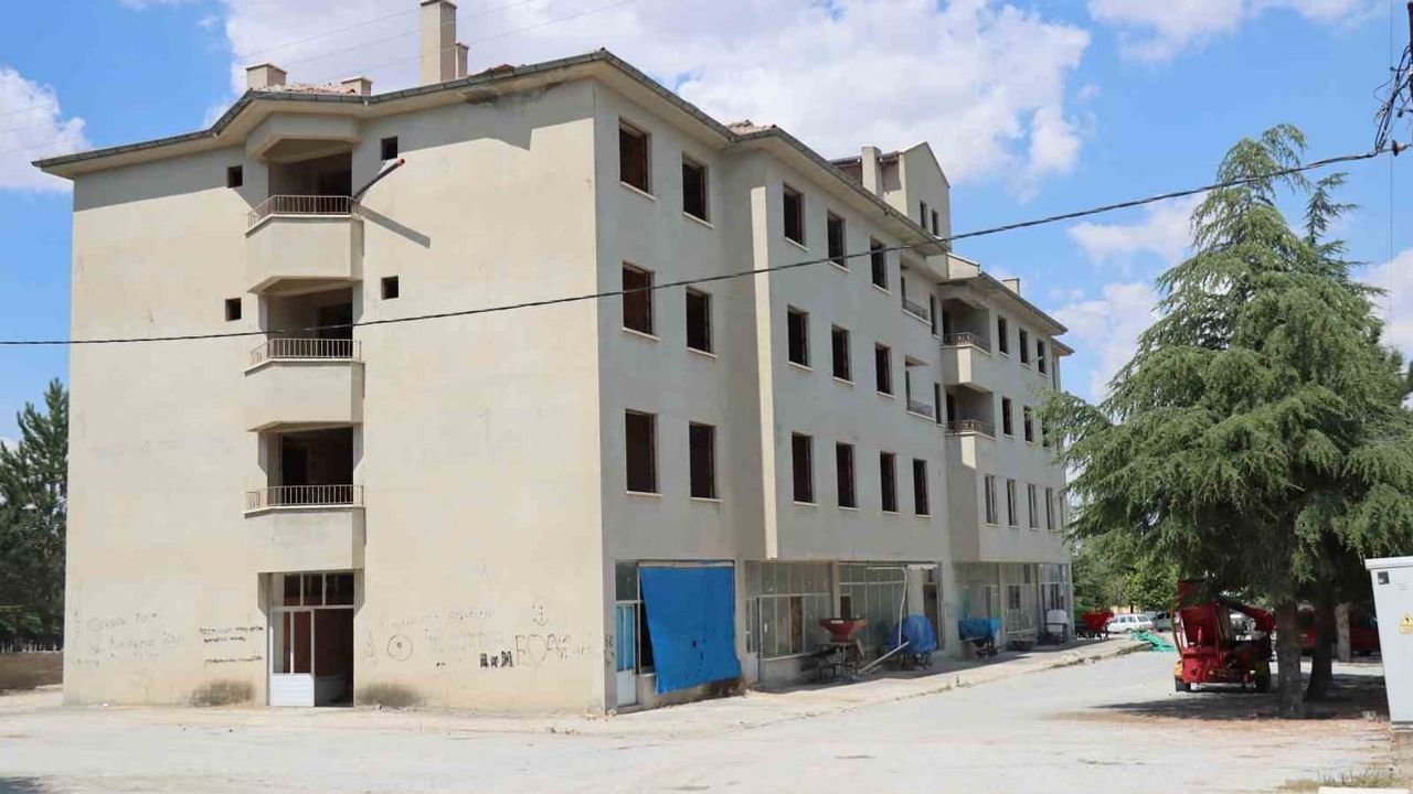 Gümüşkonak'taki terk edilmiş belediye binası çocuklar için tehlike saçıyor