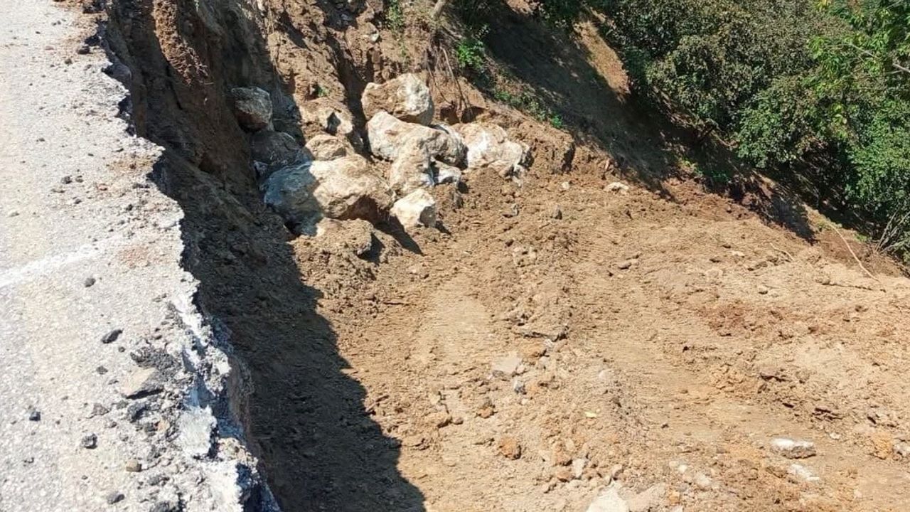 Gümüşova Pazarcık'ta yol için heyelan müdahalesi başladı