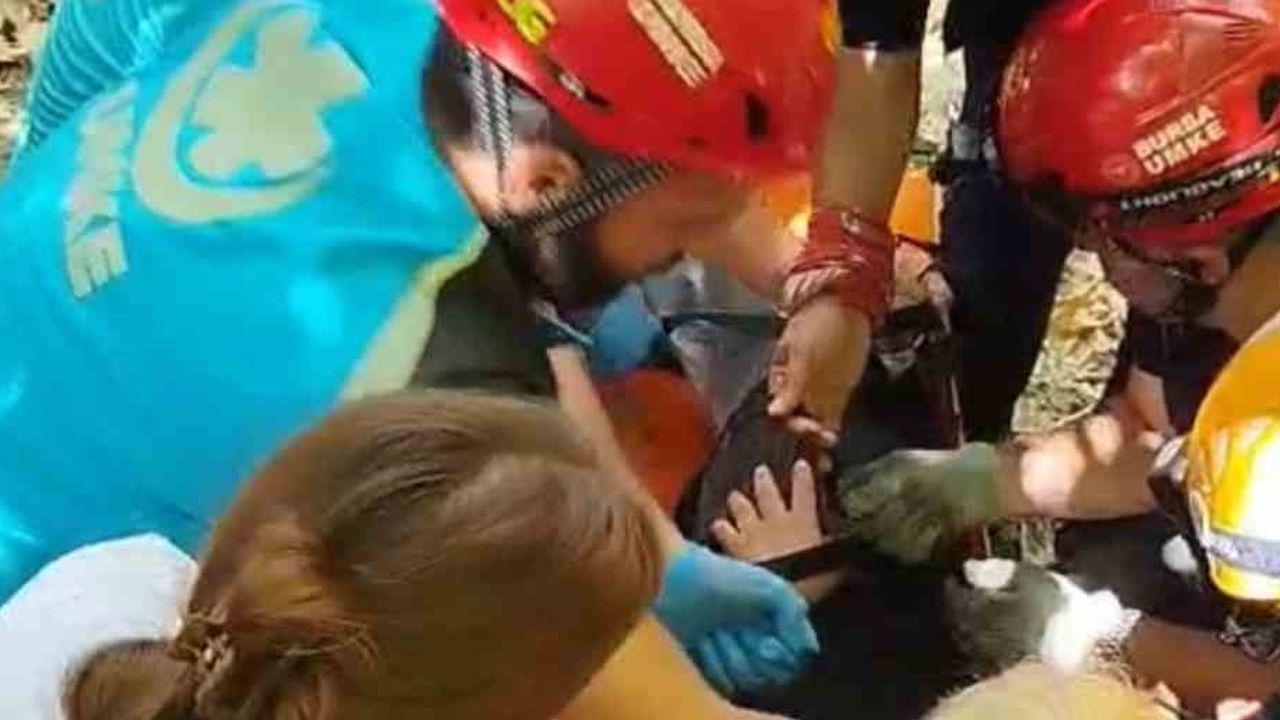 Gümüştepe'de yürüyüş sırasında kayalıklardan düşen kişi ekiplerce kurtarıldı