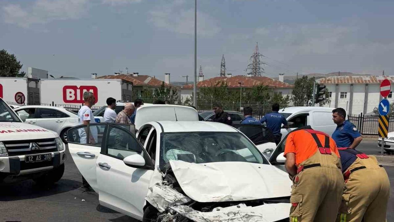 Gündoğdu kavşağında iki otomobil çarpıştı, üç kişi yaralandı