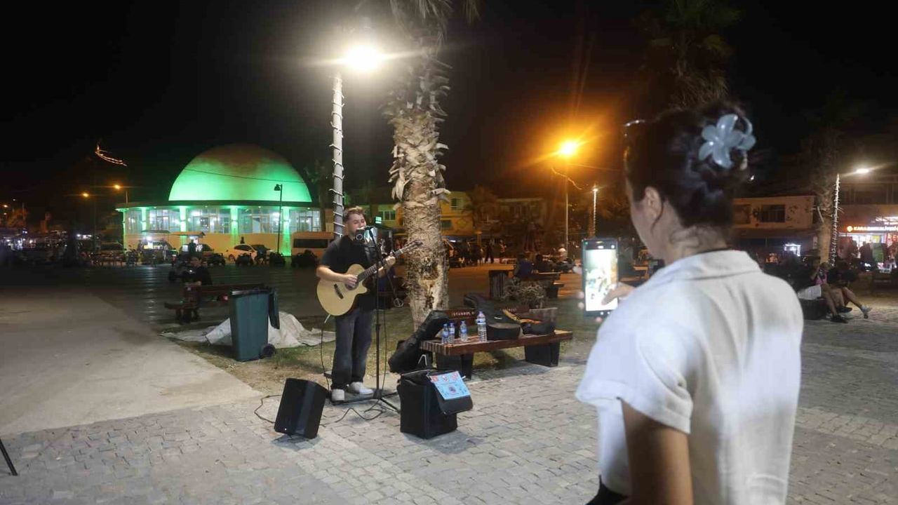 Gündüz pense, gece gitar: hatay sahilinde elektrikçi sokak sanatçısı