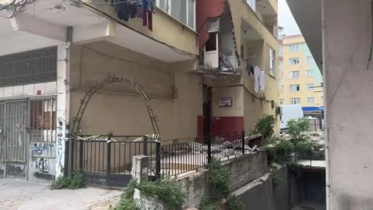 Güngören’de balkonu çöken bina mühürlendi, sakinler tahliye edildi