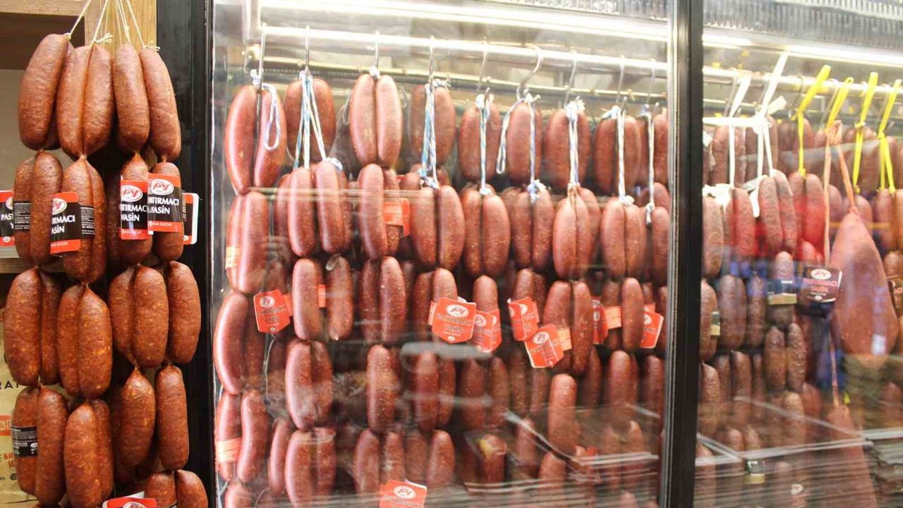 Gurbetçiler dönünce pastırmacıların yaz sezonu canlandı