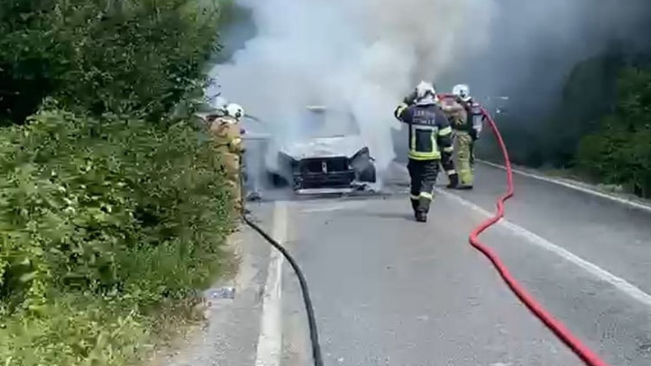 Gürgenpınarı'nda seyir halindeki otomobil alev aldı, yaralanan yok