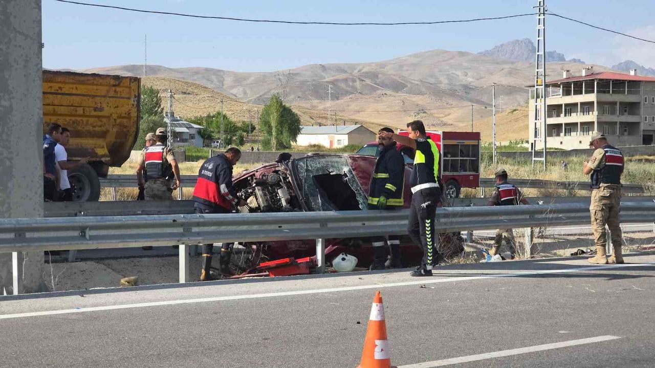 Gürpınar'da orta şeritte bariyere çarpan otomobilde 4 kişi yaralandı