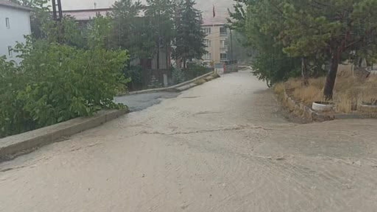 Gürün'de yoğun sağanak karayolunda su birikintilerine yol açtı; ulaşım normale döndü