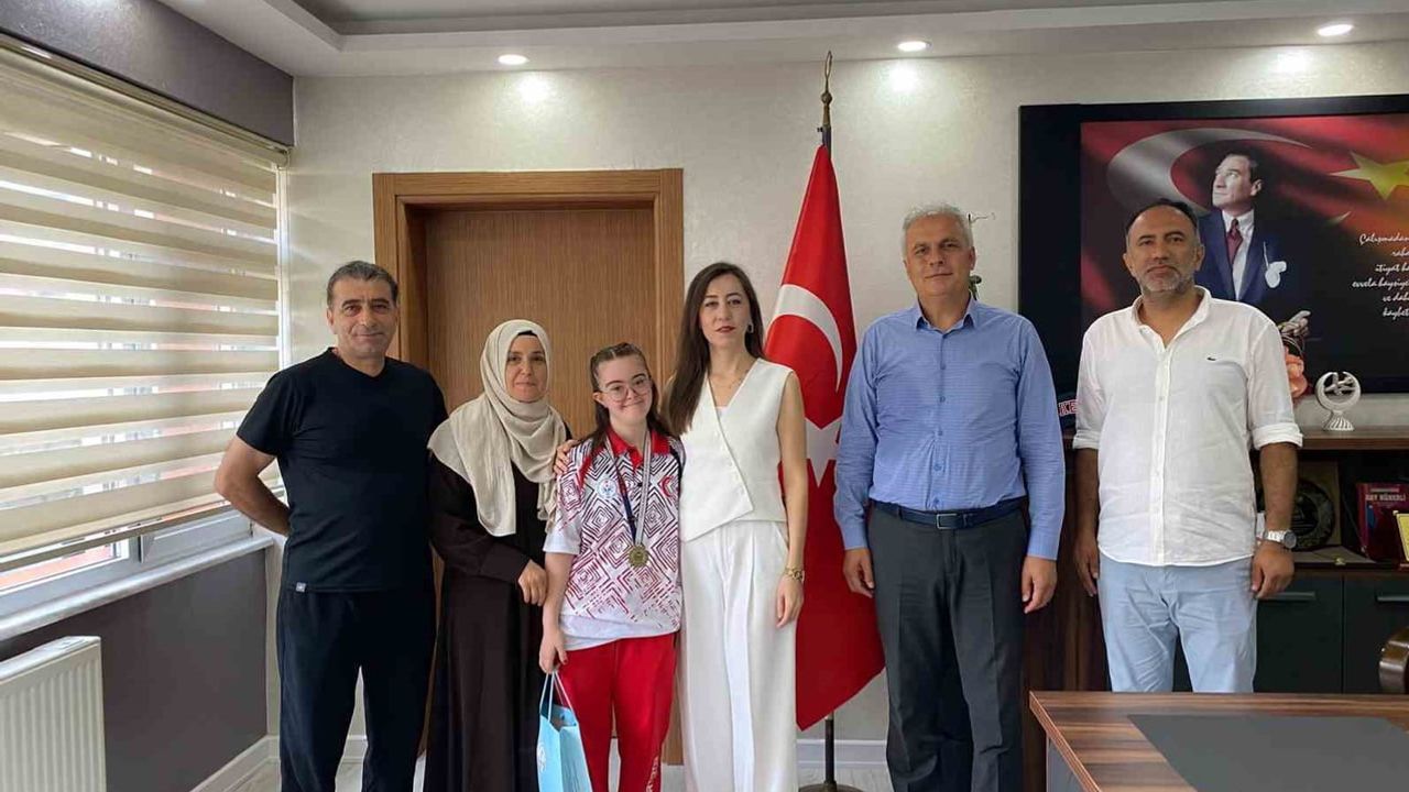 Gurur kaynağı sporcu Zeynep Tuncay ilçe Millî Eğitim Müdürlüğünü ziyaret etti