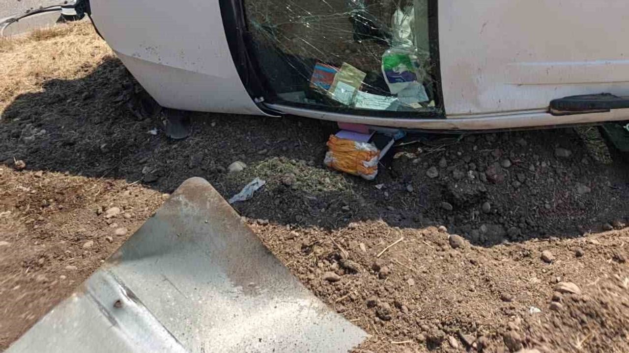 Hafif ticari araçların çarpışması Pazarcık'ta üç kişi yaralandı