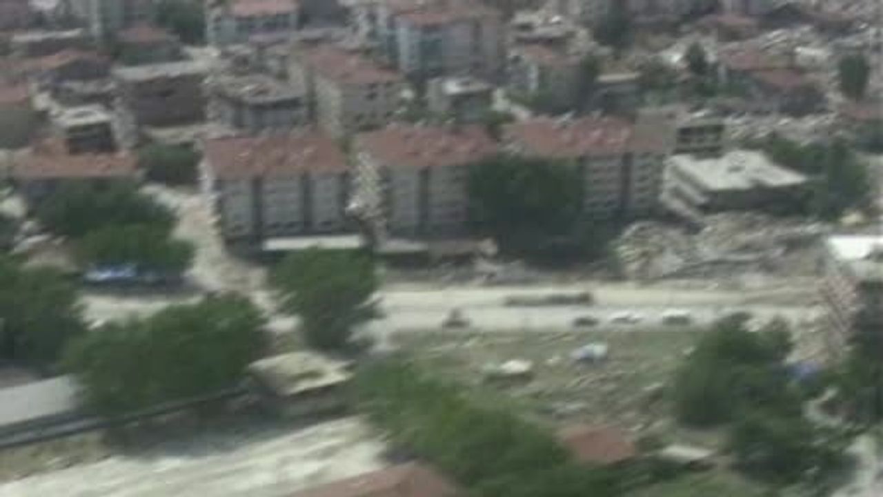 Hafızayı yeniden alevlendiren 17 Ağustos arşiv görüntüleri