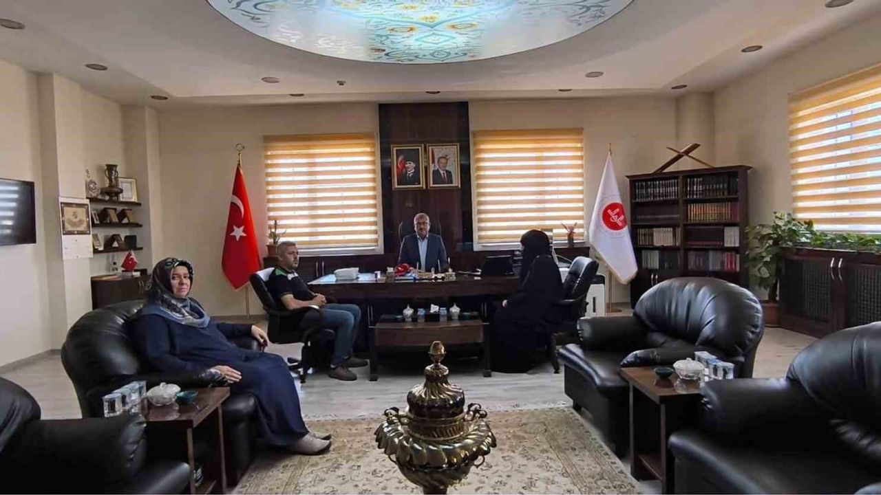 Hafızlık finalinde Türkiye birincisi zeynep özkul belgeyle onurlandırıldı