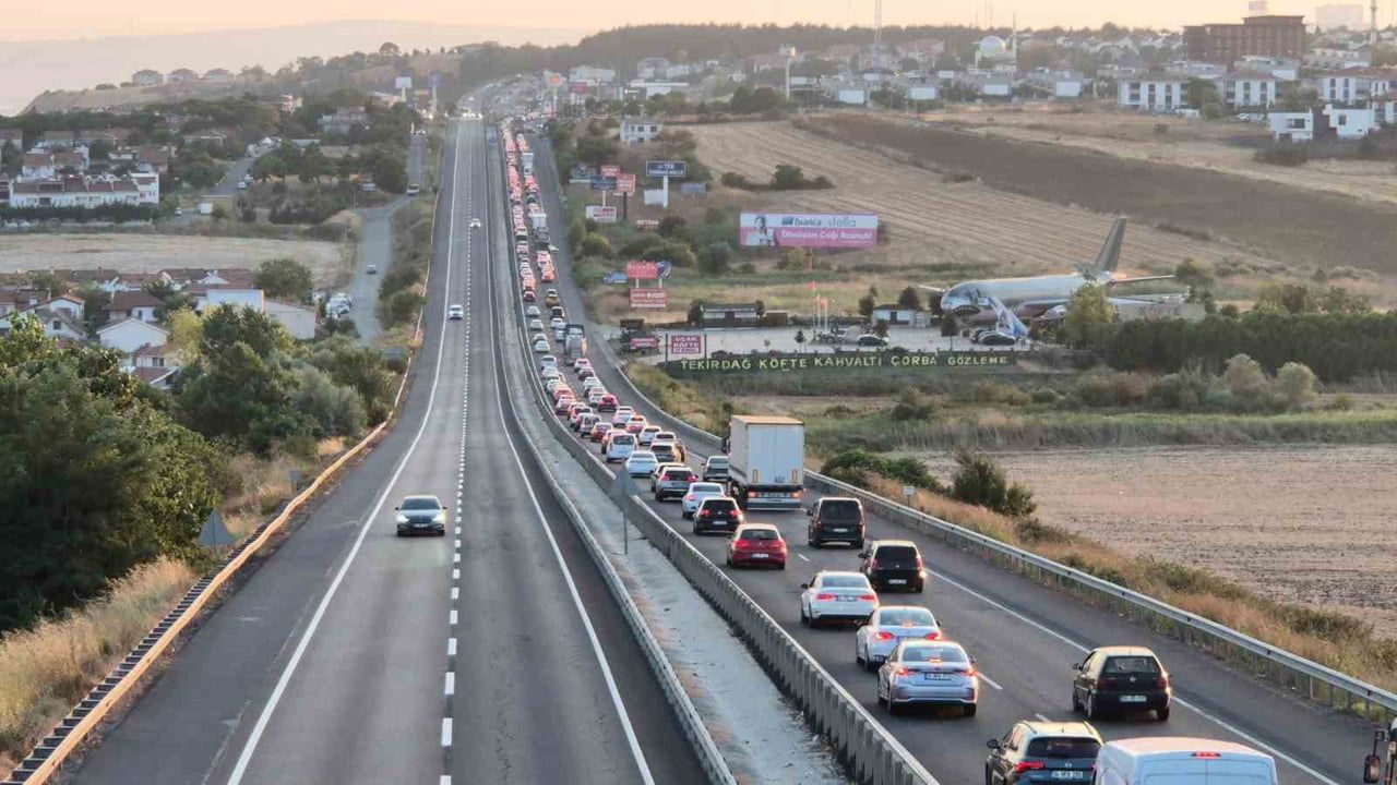 Hafta sonu dalgası: Tekirdağ girişinde kilometrelerce araç kuyruğu
