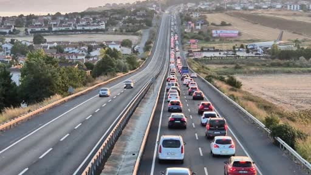 Hafta sonu trakyaya akın: İstanbul-Tekirdağ yolunda kilometrelerce kuyruk