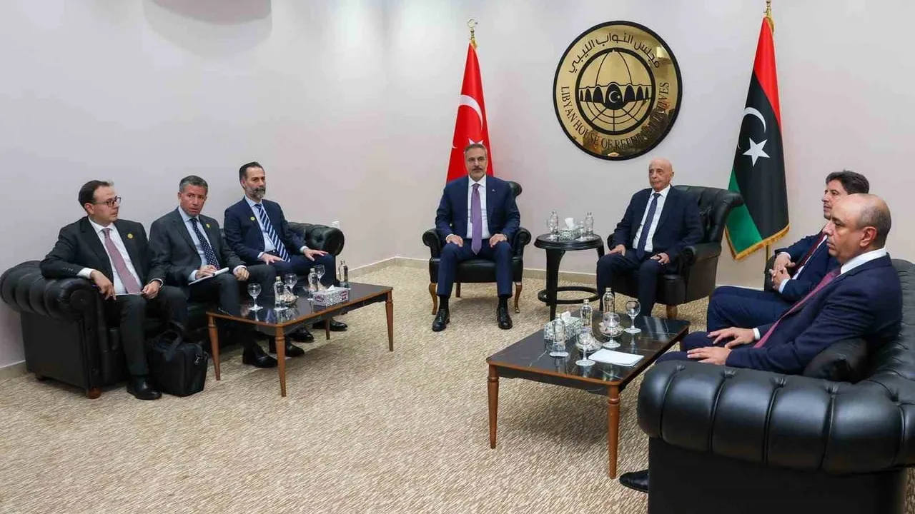 hakan fidan bingazi’de agila salih ile bir araya geldi