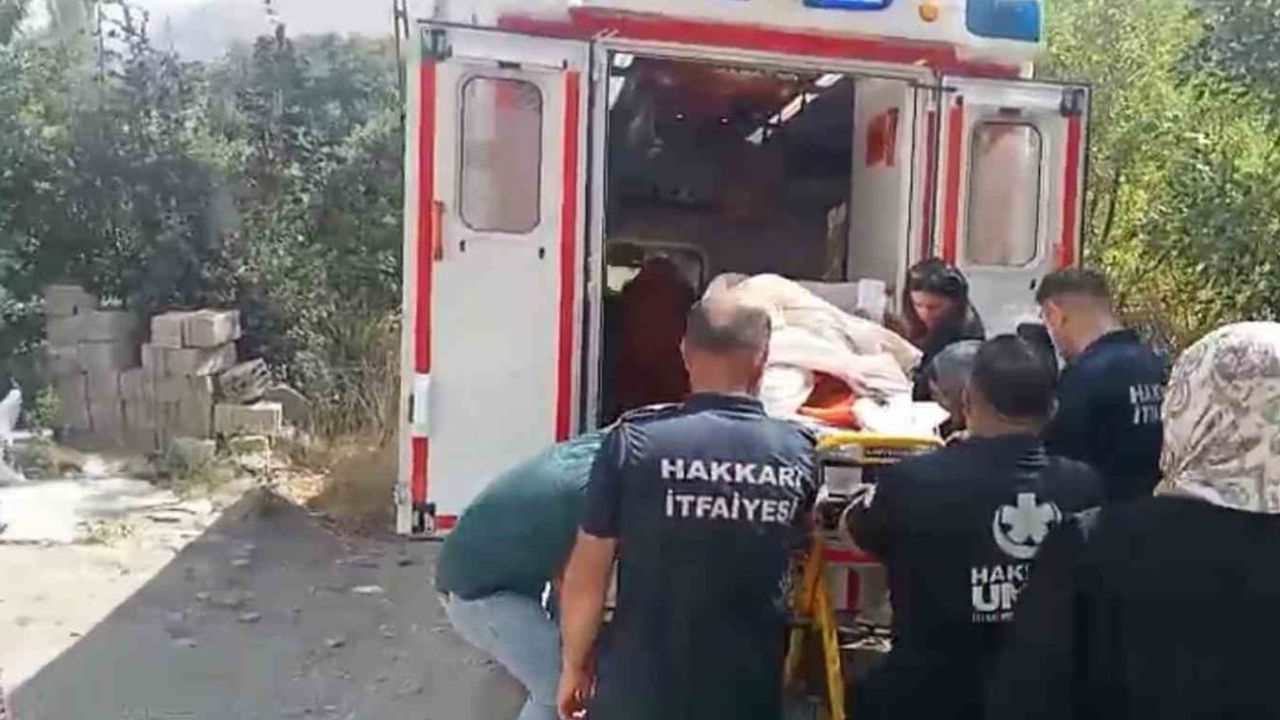 Hakkari'de 140 kiloluk hasta itfaiye ve sağlık ekiplerinin ortak çalışmasıyla hastaneye taşındı