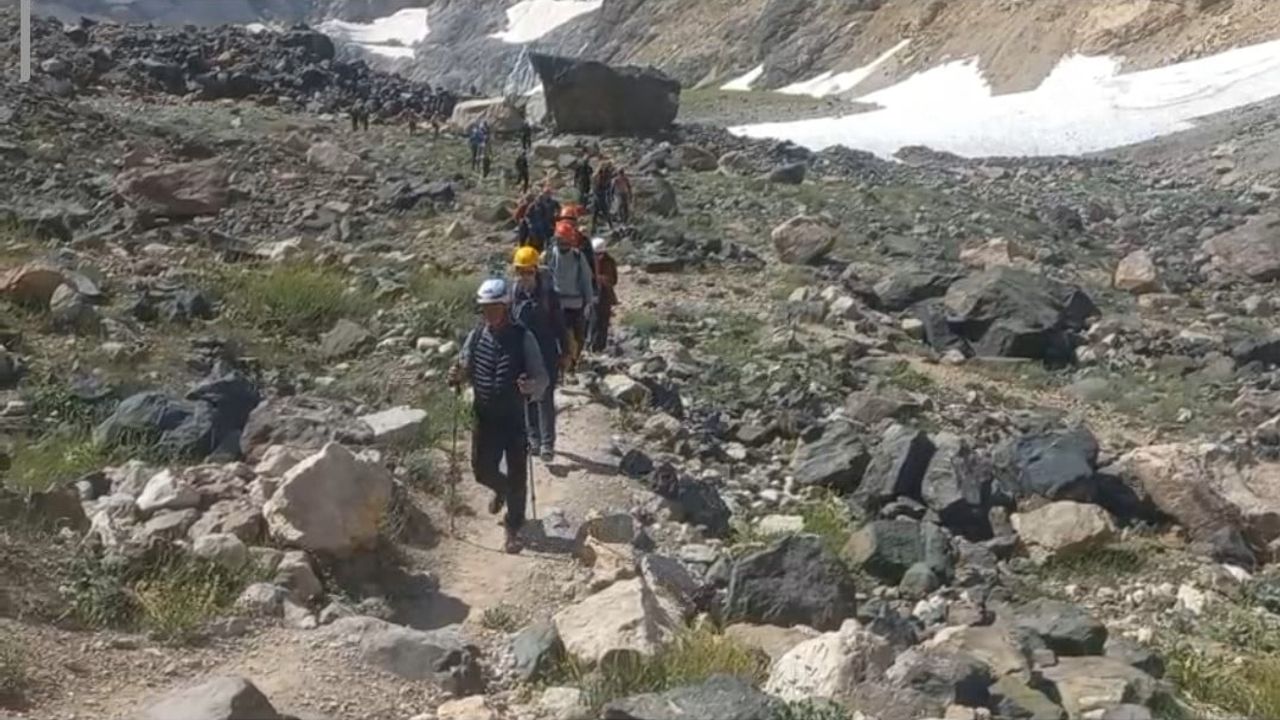 Hakkâri'de buzul tatbikatı: 111 sporcu zorlu koşullarda beceri geliştirdi