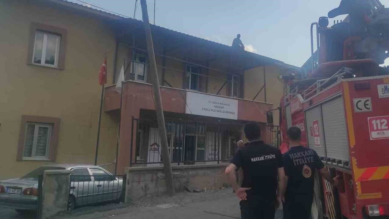 Hakkari'de çatıda sıkışan işçi itfaiyenin koordineli çalışmasıyla kurtarıldı