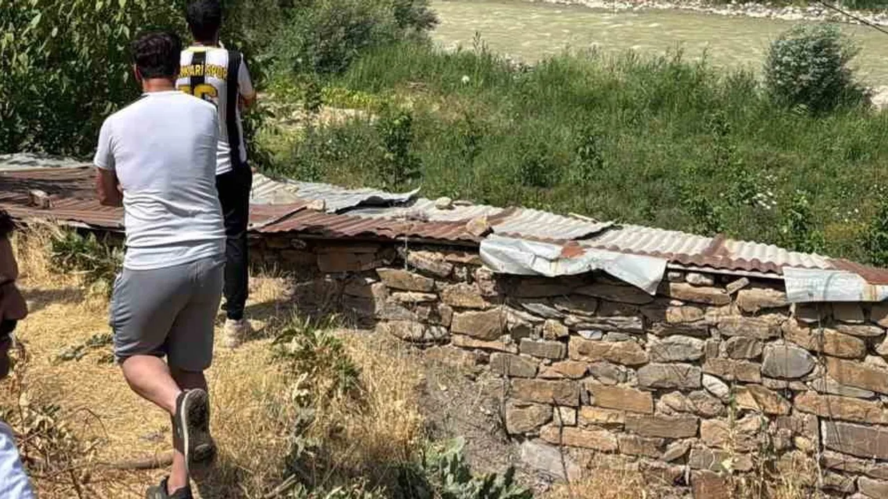 Hakkari'de Kırıkdağ karakolundaki hurdalıkta çıkan yangın kontrol altına alındı