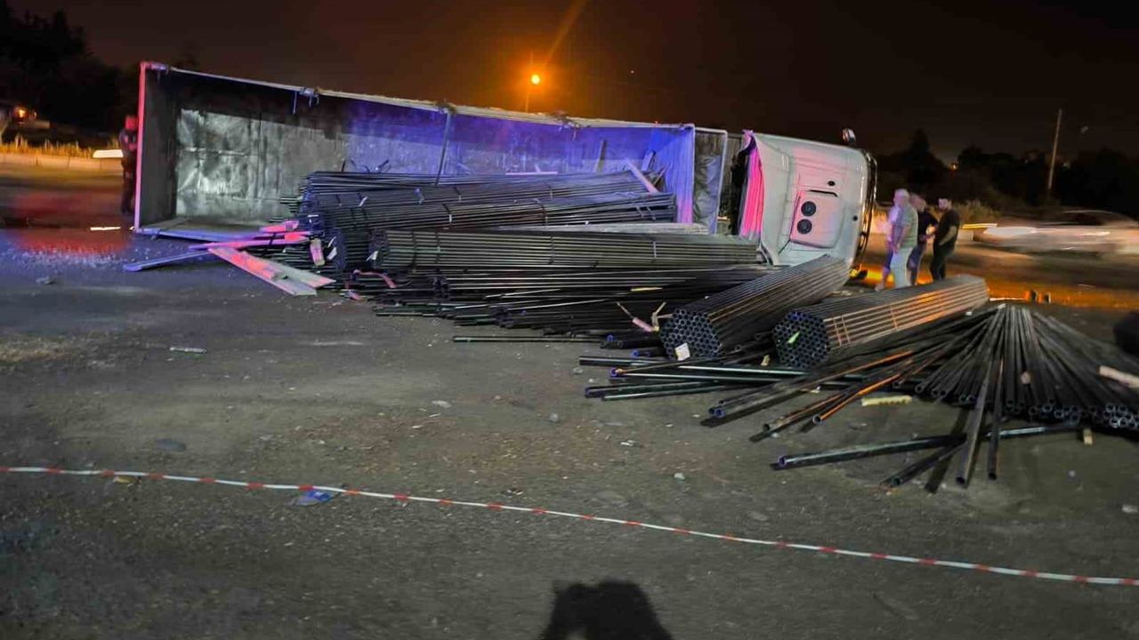 Halatın kopmasıyla Dörtyol’da tır devrildi, demirler yola saçıldı