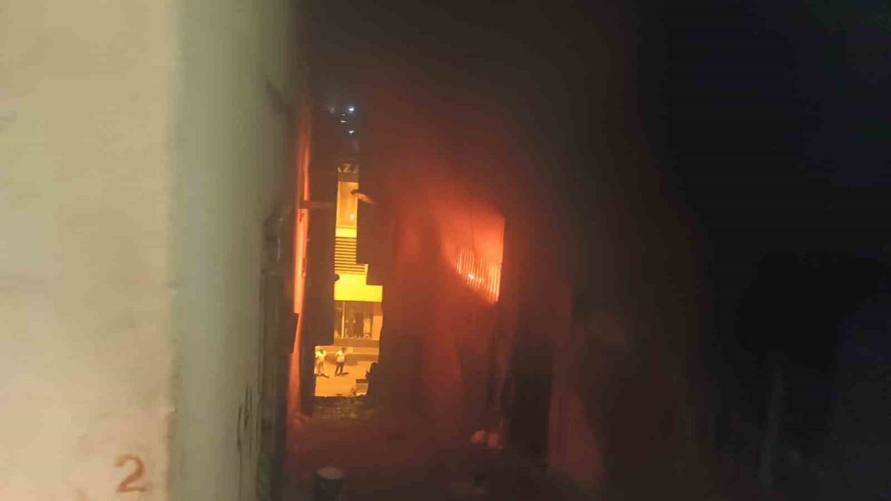 Haliliye'de elektrik kontağından çıkan yangın evi kullanılamaz hale getirdi
