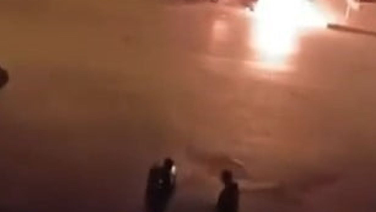 Halkalı Hayat Parkı'nda sabah yangını: minibüs ve otomobil kullanılmaz hale geldi