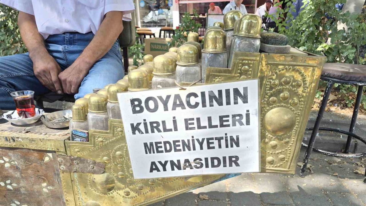 Hamamyolu'nda seyyar boyacının tezgahında bir uyarı