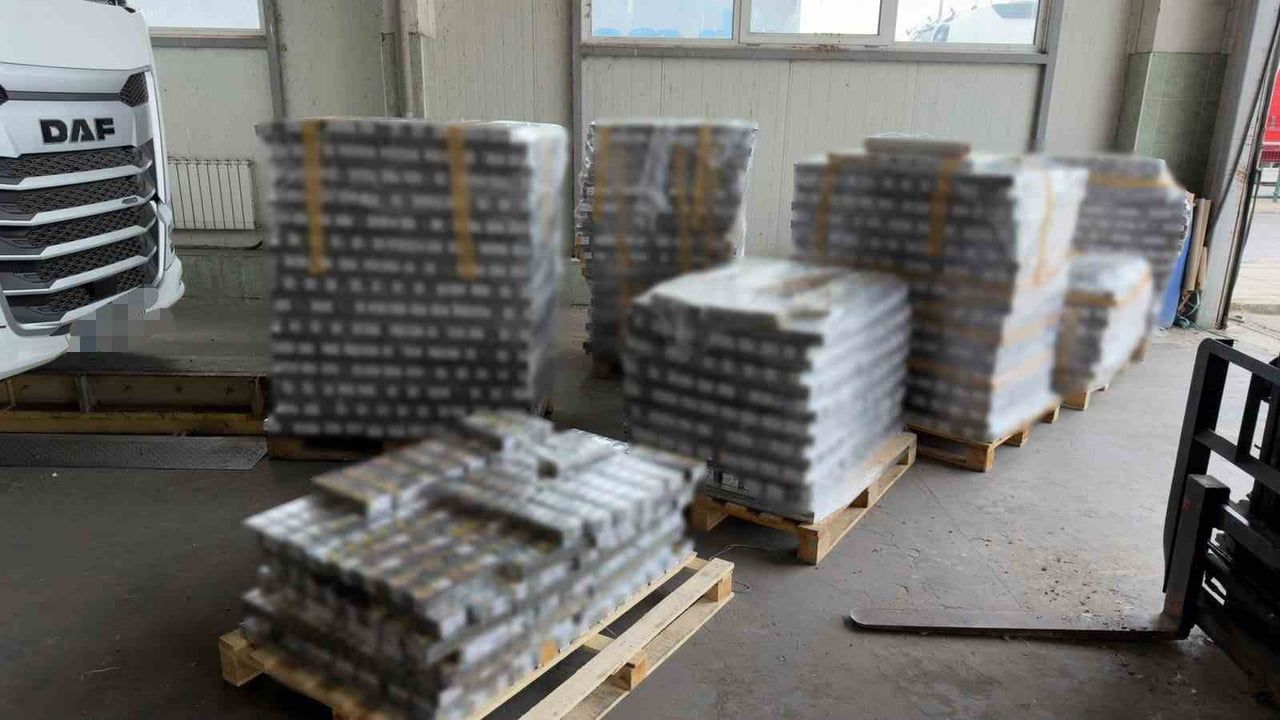 Hamzabeyli'den yola çıkan tırın panellerinde 1 milyon 140 bin kaçak sigara bulundu