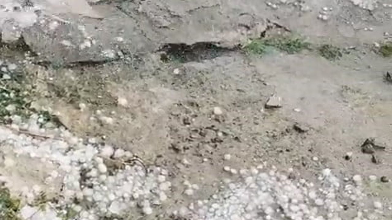 Hanak'ta ağustos dolusu cadde ve sokaklar beyaza büründü
