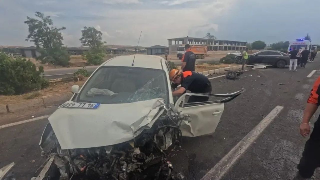 Hankendi'de çarpışan otomobillerin ardından acil müdahale