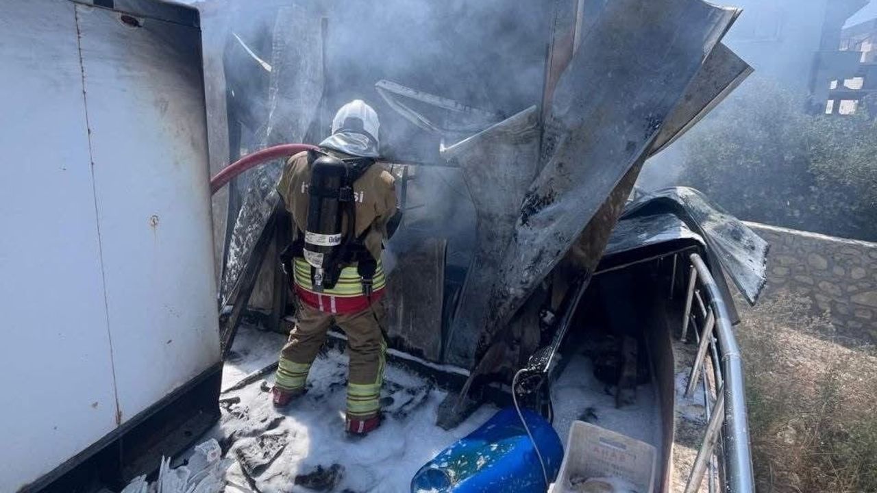 Harbiye'de konteyner yangını, hızlı müdahale olası zararları engelledi