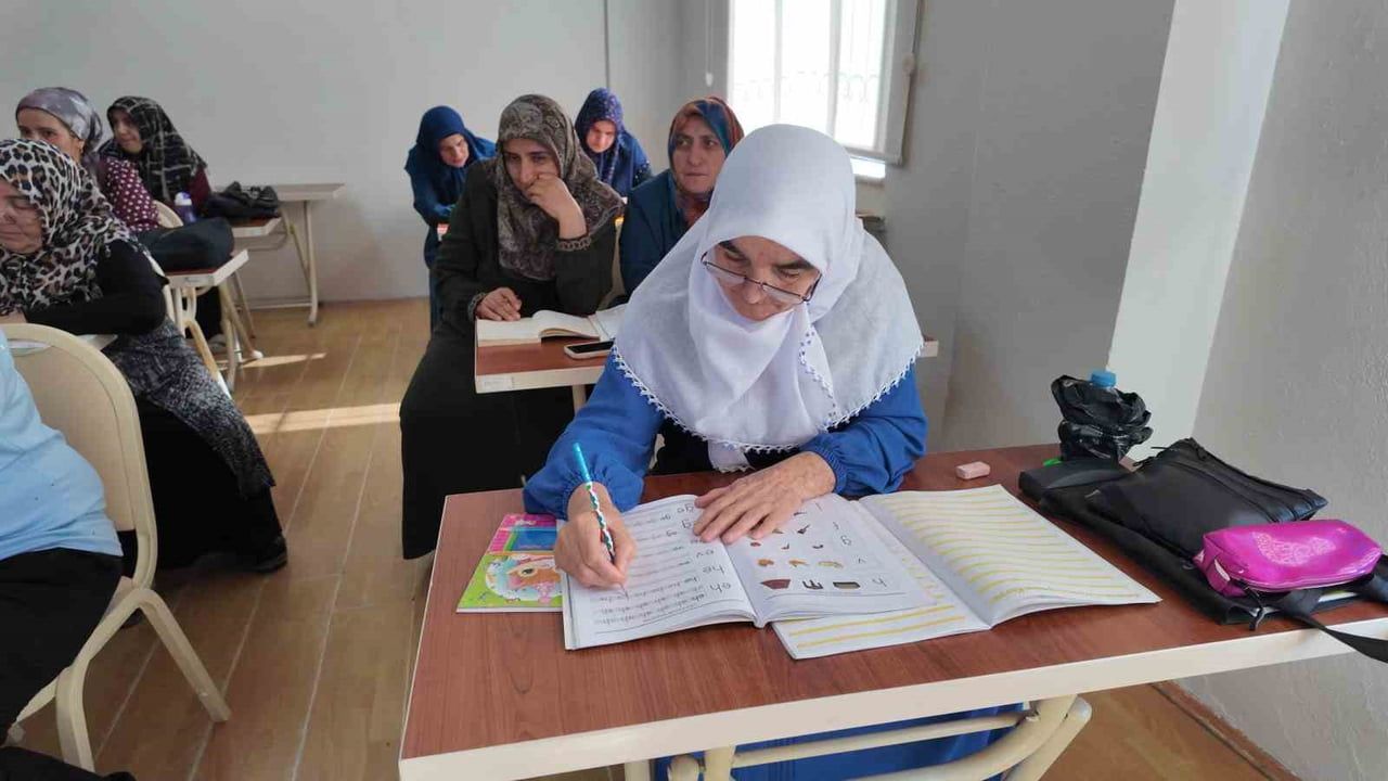 Harflerle yeniden başlayan yaşamlar: KAYMEK Eskişehir Bağları'nda okuma yazma kursu
