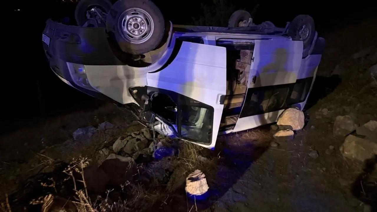 Hasankeyf dönüşünde minibüs kontrolden çıktı: gençler hastaneye kaldırıldı