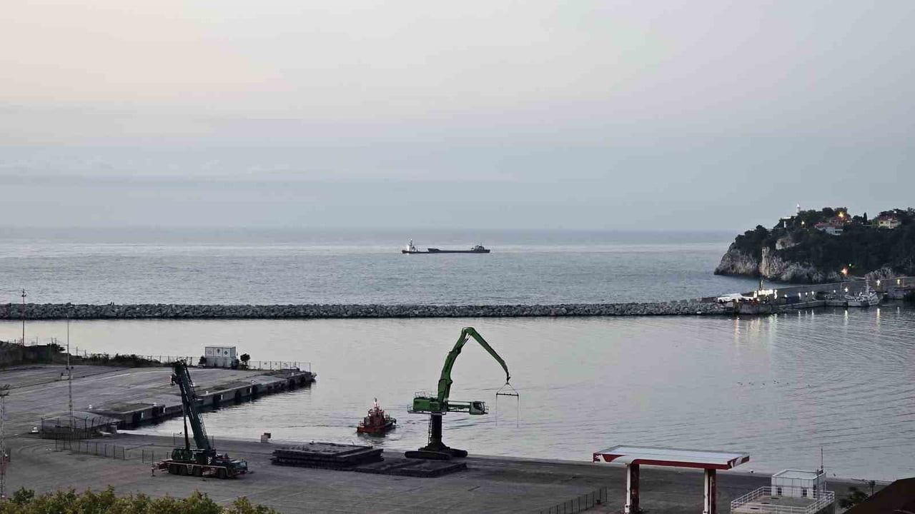 Hasar gören kargo gemisi Zonguldak açıklarına demirledi