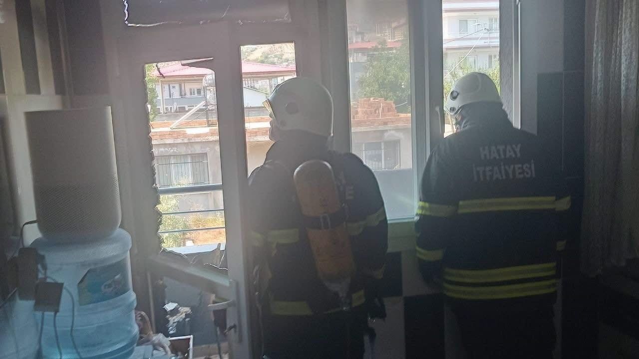 Hassa'da çıkan ev yangını itfaiyenin hızlı müdahalesiyle kontrol altına alındı