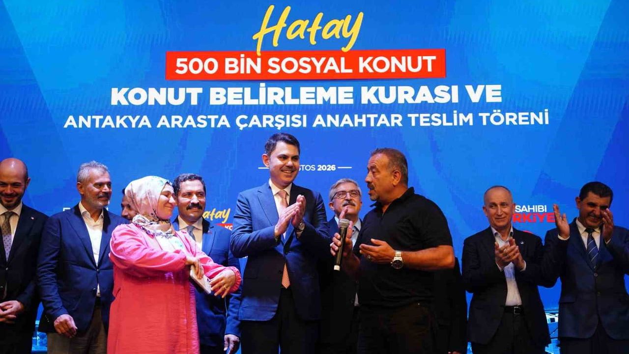 Hatay’da 8 bin 500 aile için konutlar belirlendi, Arasta çarşısına anahtarlar teslim edildi